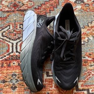 LIKE NEW Hoka Arahi 6